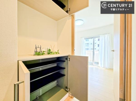 ���� �V���[�Y�{�b�N�X�t���B���ւ��Еt�����|�������₷���ł��I
�X�b�L���������ւŌ˂��J�����u�ԁA�������̂���S�n������Ԃ��o�}���Ă���܂��B