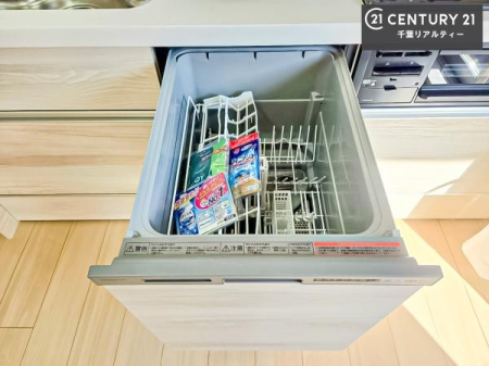 �L�b�`�� �H��@�t���̃L�b�`���ł��I�Z���������r��h�~�Ƃ��đ�ϊ��􂷂�֗��Ȏd�l�ł��I�r���g�C���Ȃ̂ŃL�b�`���̏ꏊ����炸�����X�y�[�X���L���g�����Ƃ��o���܂��I