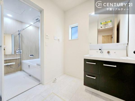 ���ʑ�E���ʏ� �X�^�C���b�V���ȃf�U�C���̐��ʑ���̗p�B�������ꂽ��Ԃ��A���̏�����A���̎��Ԃ����㎿�Ȃ��̂ɉ��o���܂��B