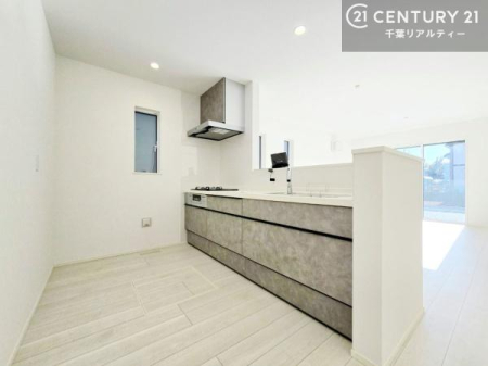 �L�b�`�� ���������H��A�H�i�X�g�b�N�܂ł������萮���ł�����[�L�x�ȃL�b�`���ł��B�g���ꏊ�̋߂��ɕK�v�ȕ������܂��邽�߁A��Ɠ������X���[�Y�ɂȂ�A�����̗����������K�ɁB