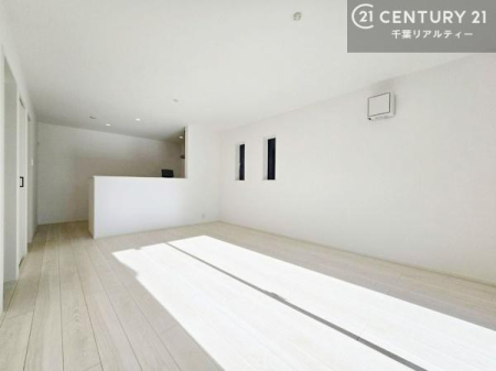 ���r���O �\�t�@�[��_�C�j���O�e�[�u����u���Ă������ɂȂ�Ȃ��̂ŉ��K�ɉ߂����܂��I�R�~���j�P�[�V���������₷����Ԃł��B