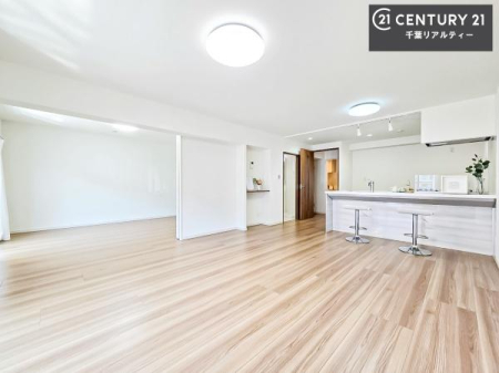 ���r���O ��؂ȉƑ����W�܂邩�炱��LDK�ɂ͂�����肽���B
�q�����������C�ɏ΂��Ȃ��瑖�����Ă���p�����������u�L���Ƃɂ��ėǂ������v�Ǝv���u�Ԃł��B