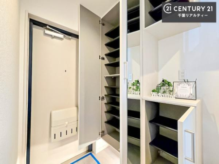 ���� �V���[�Y�{�b�N�X�t���B���ւ��Еt�����|�������₷���ł��I
�X�b�L���������ւŌ˂��J�����u�ԁA�������̂���S�n������Ԃ��o�}���Ă���܂��B