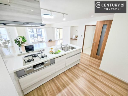 �L�b�`�� ��l�C�̑Ζʎ��V�X�e���L�b�`�����̗p���Ă��܂��I���Ƒ��̃R�~���j�P�[�V���������R�Ƒ�����݌v�ł��B
���q�l�ɂ��ڂ��͂��̂Ŋ������ł��ˁI�L�X�g���ĉ��K�ō�Ƃ��i�݂܂��B