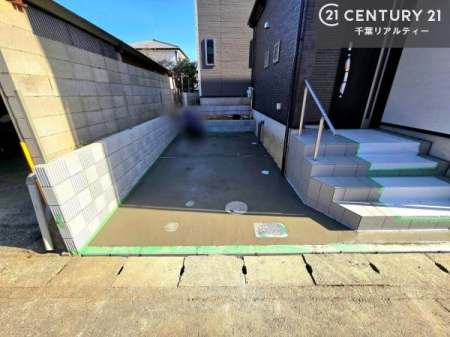 ���ԏ� ���ԃX�y�[�X��2�䕪����܂�(�Ԏ�ɂ��)�I�Z�J���h�J�[�͂������A�o�C�N�⎩�]�ԂȂǂ��u���ꏊ�ɍ���܂���B