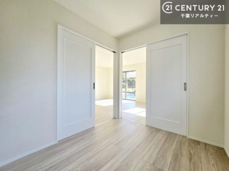 �m�� ���r���O�ɗאڂ����m���́A�J�������LDK�ƂȂ���J���I�ȋ�ԂɁB
���q�l�̗V�я�⃏�[�N�X�y�[�X�A�q�ԂȂǑ��ړI�Ɋ��p�ł���֗��Ȃ������ł��B