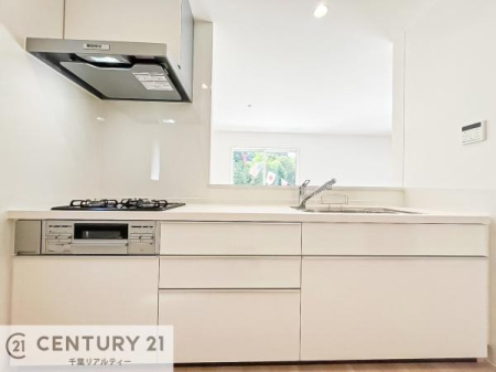 �L�b�`�� �y���d�l�z��l�C�̑Ζʎ��V�X�e���L�b�`�����̗p���Ă��܂��I���Ƒ��̃R�~���j�P�[�V���������R�Ƒ�����݌v�ł��B
���q�l�ɂ��ڂ��͂��̂Ŋ������ł��ˁB���[���L�x�Ŏg������̗ǂ��L�b�`���ł��I