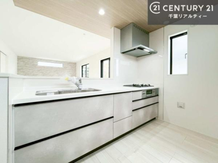 �L�b�`�� ��l�C�̑Ζʎ��V�X�e���L�b�`�����̗p���Ă��܂��I���Ƒ��̃R�~���j�P�[�V���������R�Ƒ�����݌v�ł��B
���q�l�ɂ��ڂ��͂��̂Ŋ������ł��ˁI�L�X�g���ĉ��K�ɍ�Ƃ��i�݂܂��B