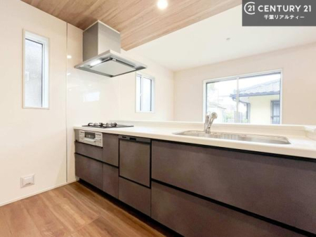 �L�b�`�� ��l�C�̑Ζʎ��V�X�e���L�b�`�����̗p���Ă��܂��I���Ƒ��̃R�~���j�P�[�V���������R�Ƒ�����݌v�ł��B
���q�l�ɂ��ڂ��͂��̂Ŋ������ł��ˁI�L�X�g���ĉ��K�ō�Ƃ��i�݂܂��B