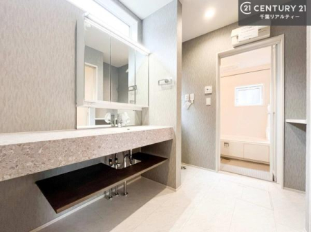 ���ʑ�E���ʏ� �X�^�C���b�V���ȃf�U�C���̐��ʑ���̗p�B�������ꂽ��Ԃ��A���̏�����A���̎��Ԃ����㎿�Ȃ��̂ɉ��o���܂��B