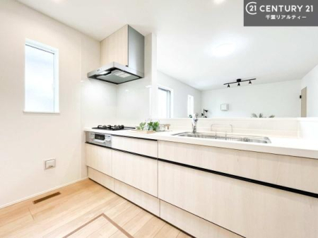 �L�b�`�� ��l�C�̑Ζʎ��V�X�e���L�b�`�����̗p���Ă��܂��I���Ƒ��̃R�~���j�P�[�V���������R�Ƒ�����݌v�ł��B
���q�l�ɂ��ڂ��͂��̂Ŋ������ł��ˁI�L�X�g���ĉ��K�ō�Ƃ��i�݂܂��B