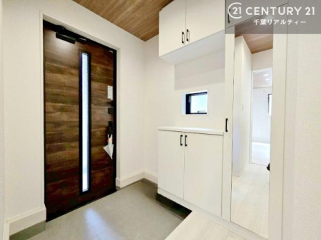 ���� �V���[�Y�{�b�N�X�t���B���ւ��Еt�����|�������₷���ł��I
�X�b�L���������ւŌ˂��J�����u�ԁA�������̂���S�n������Ԃ��o�}���Ă���܂��B