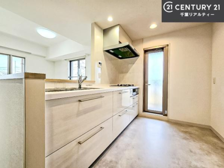 �L�b�`�� ��Ƃ����₷���V�X�e���L�b�`���ł��I���[����������t���Ă���̂ŁA�����X�y�[�X�ɕ���u���Ȃ��čςނ̂ŁA�L�X�g���āA���K�ɍ�Ƃ��ł��܂��I