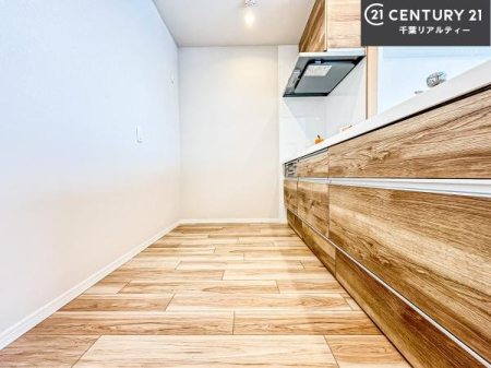 �L�b�`�� ��Ƃ肠�钲���X�y�[�X�ō�Ƃ����₷�����K�ȃL�b�`���ł��I
���q�l�ƈꏏ�ɂ��َq������y���߂�L�X�X�y�[�X�ł��B�y�����������ԂɂȂ肻���ł��ˁI