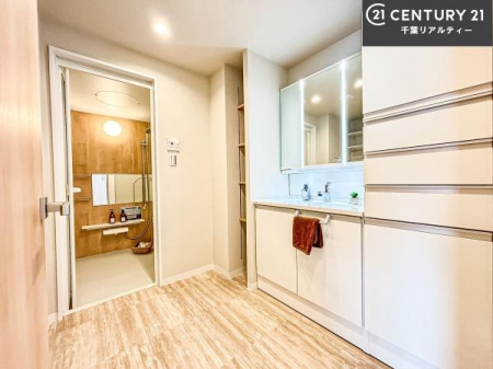 ���ʑ�E���ʏ� �O�ʋ��d�l�̐��ʏ��́A�g�����Ȃ݂����₷������I���͎��[�ɂȂ��Ă��܂��B�h���C���[�₨���ϓ����Еt������̂Ő��ʑ������X�b�L���ƌ����邱�Ƃ��o���܂��I