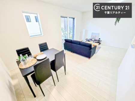 ���r���O �J�����̂���L�XLDK�I�\�t�@�[��_�C�j���O�e�[�u����u���Ă������ɂȂ�Ȃ��̂ŉ��K�ɉ߂����܂��I�R�~���j�P�[�V���������₷�����r���O�ł��I