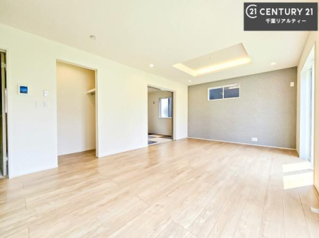 ���r���O ��؂ȉƑ����W�܂邩�炱��LDK�ɂ͂�����肽���B
�q�����������C�ɏ΂��Ȃ��瑖�����Ă���p�����������u�L���Ƃɂ��ėǂ������v�Ǝv���u�Ԃł��B