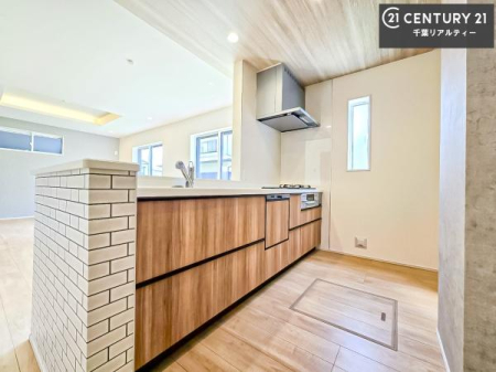 �L�b�`�� ��Ƃ肠�钲���X�y�[�X�ō�Ƃ����₷�����K�ȃL�b�`���ł��I
���q�l�ƈꏏ�ɂ��َq������y���߂�L�X�X�y�[�X�ł��B�y�����������ԂɂȂ肻���ł��ˁI