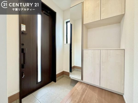 ���� ���ւ̃V���[�Y�{�b�N�X�́A���[�͗ǍD�ŌC���������萮���ł��邾���łȂ��A�㕔������I�Ƃ��Ċ��p�\�B���C�ɓ���̏�����O���[����u���΁A���q���}���邨�����ȋ�ԂɎd�オ��܂��I