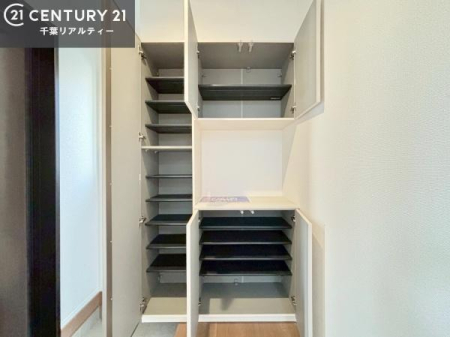 ���� �V���[�Y�{�b�N�X�t���B���ւ��Еt�����|�������₷���ł��I
�X�b�L���������ւŌ˂��J�����u�ԁA�������̂���S�n������Ԃ��o�}���Ă���܂��B