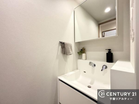 ���ʑ�E���ʏ� �X�^�C���b�V���ȃf�U�C���̐��ʑ���̗p�B�������ꂽ��Ԃ��A���̏�����A���̎��Ԃ����㎿�Ȃ��̂ɉ��o���܂��B