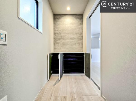 ���� �V���[�Y�{�b�N�X�t���Ȃ̂ŁA���ւ��Еt�����|�������₷���ł��I
�X�b�L���������ւŌ˂��J�����u�ԁA�������̂���S�n������Ԃ��o�}���Ă���܂��B