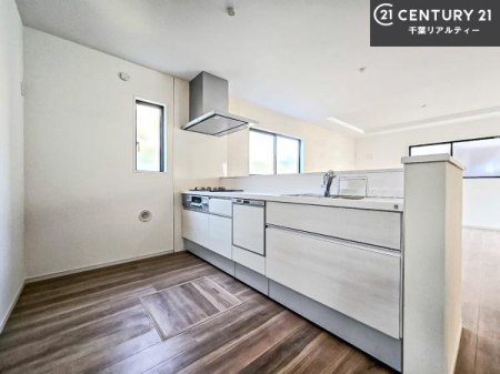 �L�b�`�� ��l�C�̑Ζʎ��V�X�e���L�b�`�����̗p���Ă��܂��I���Ƒ��̃R�~���j�P�[�V���������R�Ƒ�����݌v�ł��B
���q�l�ɂ��ڂ��͂��̂Ŋ������ł��ˁI�L�X�g���ĉ��K�ō�Ƃ��i�݂܂��B