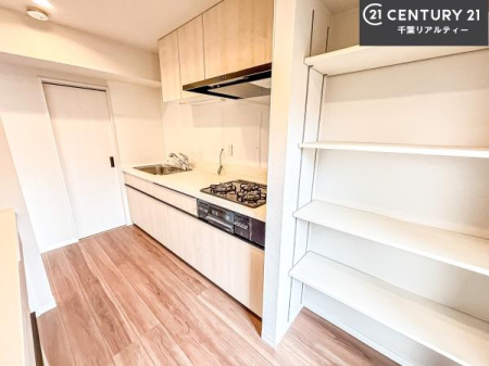 �L�b�`�� ���[�͂̍����V�X�e���L�b�`���ŁA��������H�����������Еt���A�L�X�Ƃ�����Ԃŉ��K�ɗ������y���߂܂��B