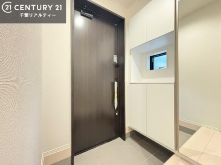 ���� ���ւ̃V���[�Y�{�b�N�X�́A���[�͗ǍD�ŌC���������萮���ł��邾���łȂ��A�㕔������I�Ƃ��Ċ��p�\�B���C�ɓ���̏�����O���[����u���΁A���q���}���邨�����ȋ�ԂɎd�オ��܂��I