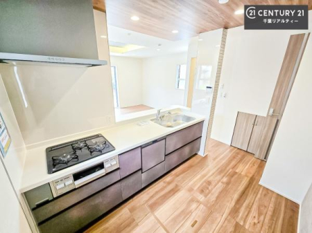 �L�b�`�� ��l�C�̑Ζʎ��V�X�e���L�b�`�����̗p���Ă��܂��I���Ƒ��̃R�~���j�P�[�V���������R�Ƒ�����݌v�ł��B
���q�l�ɂ��ڂ��͂��̂Ŋ������ł��ˁI�L�X�g���ĉ��K�ō�Ƃ��i�݂܂��B