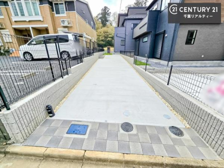 ���ԏ� ���ԃX�y�[�X��3�䕪����܂�(�Ԏ�ɂ��)�I�Z�J���h�J�[�͂������A�o�C�N�⎩�]�ԂȂǂ��u���ꏊ�ɍ���܂���B