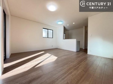 ���r���O �����ɂ������������邽�߁A���n�Ŏ��ۂ̍L�����������A���͋C��̊��ł��܂��B
���s���ɍ��킹�ăX�s�[�f�B�[�ɂ��ē��ł���̂ŁA���C�y�ɂ��₢���킹���������B