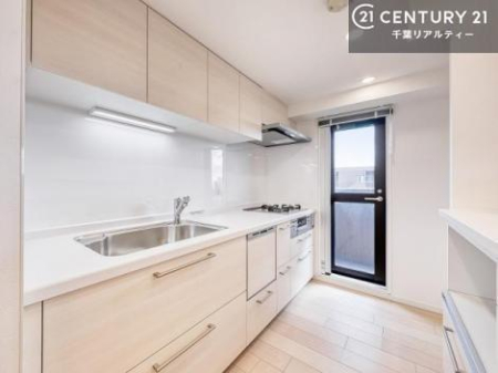 �L�b�`�� ���[�X�y�[�X��L�x�ɔ������L�b�`���́A��������H��A�H�i�X�g�b�N�܂ł������萮�����ڂ��\�B�g���������̂������Ɏ��o���邽�ߍ�ƌ������ǂ��A�����̂����������K�ɍs���܂��B