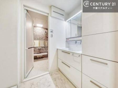 ���ʑ�E���ʏ� �O�ʋ��d�l�̐��ʏ��́A�g�����Ȃ݂����₷������I���͎��[�ɂȂ��Ă��܂��B�h���C���[�₨���ϓ����Еt������̂Ő��ʑ������X�b�L���ƌ����邱�Ƃ��o���܂��I