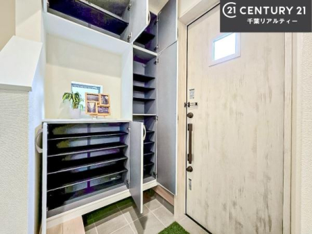 ���� �V���[�Y�{�b�N�X�t���B���ւ��Еt�����|�������₷���ł��I
�X�b�L���������ւŌ˂��J�����u�ԁA�������̂���S�n������Ԃ��o�}���Ă���܂��B