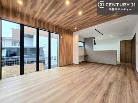 ���r���O �J�����̂���L�XLDK�I�\�t�@�[��_�C�j���O�e�[�u����u���Ă������ɂȂ�Ȃ��̂ŉ��K�ɉ߂����܂��I�R�~���j�P�[�V���������₷�����r���O�ł��B