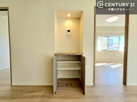 ���[ ���r���O���[�����邽�߁A��������}������ԂÂ��肪�\�B
���ł���������Ƃ������r���O��ۂĂ܂��B