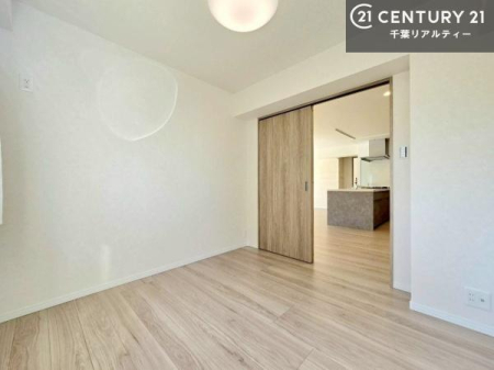 �m�� ���r���O�ɗאڂ����m���͉Ƒ��̃��C�t�X�^�C���ɍ��킹�ď_��Ɏg����֗��ȋ�ԁB�����J����΃��r���O�ƈ�̊��̂���L�X�Ƃ�����ԂɁA�߂�Η��q�p�̌��⃏�[�N�X�y�[�X�A�L�b�Y���[���Ƃ��Ă����􂵂܂��B