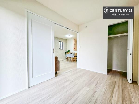 �q������ ������̗m���̓��r���O�Ɨאڂ��Ă���̂Ŏq�������҂�����I���q�l�̗l�q�������Ĉ��S�ł��I