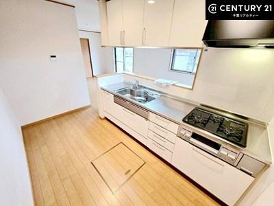 �L�b�`�� ��Ƃ肠�钲���X�y�[�X�ō�Ƃ����₷�����K�ȃL�b�`���ł��I
���q�l�ƈꏏ�ɂ��َq������y���߂�L�X�X�y�[�X�ł��B�y�����������ԂɂȂ肻���ł��ˁI