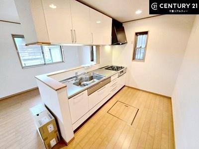 �L�b�`�� �L�b�`���ɂ͏���������A���R������荞�݂Ȃ��犷�C���X���[�Y�B���邭���K�Ȓ�����Ԃ��������Ă��܂��B���C����������ł��܂��I