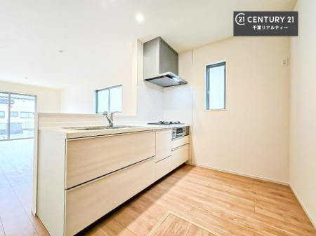 �L�b�`�� ��Ƃ肠�钲���X�y�[�X�ō�Ƃ����₷�����K�ȃL�b�`���ł��I
���q�l�ƈꏏ�ɂ��َq������y���߂�L�X�X�y�[�X�ł��B�y�����������ԂɂȂ肻���ł��ˁI