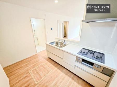 �L�b�`�� ��l�C�̑Ζʎ��V�X�e���L�b�`�����̗p���Ă��܂��I���Ƒ��̃R�~���j�P�[�V���������R�Ƒ�����݌v�ł��B
���q�l�ɂ��ڂ��͂��̂Ŋ������ł��ˁI�L�X�g���ĉ��K�ō�Ƃ��i�݂܂��B