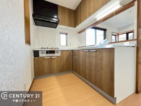 �L�b�`�� �����̉Ǝ��������Ɖ��K�ɁB�����E�z�V�E�Еt���܂ł��X���[�Y�ɂ��Ȃ���L���^�L�b�`�����̗p�B�V���N�ƃR������90�x�̊p�x�Ŕz�u����A�̂������Ɖ񂷂����Œ��������������B