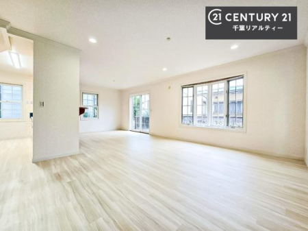 ���r���O �傫�ȑ����炽���Ղ�̗z���������閾�邢�_�C�j���O�L�b�`���B�J�����̂��郊�r���O�ŉƑ��c���̂��났�̎��Ԃ��߂����܂��B