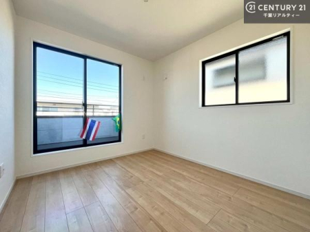 �m�� �o���R�j�[�ɖʂ��Ă���m���ł��B���邭�����肪����A���C����������ł��܂��I���N���āA�O�ɏo�Ĕw�L�т����[�ċz�����ǂ������}������邱�Ƃ��ł��܂��B�i�{�H��j