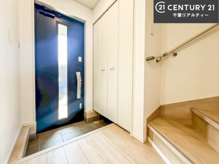 ���� �V���[�Y�{�b�N�X�t���B���ւ��Еt�����|�������₷���ł��I
�X�b�L���������ւŌ˂��J�����u�ԁA�������̂���S�n������Ԃ��o�}���Ă���܂��B