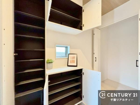 ���� �V���[�Y�C���N���[�N�E�V���[�Y�{�b�N�X�t���ł��I�C�����łȂ��x�r�[�J�[��܂��ݎ��]�ԁA�A�E�g�h�A�p�i���X�b�L���ƕЕt�����܂��I