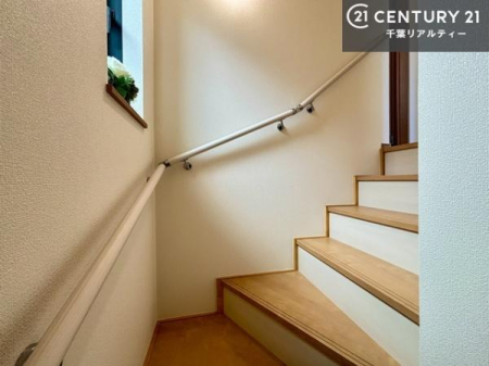 ���̑����� �肷��t���̊K�i���̗p���A��艺��̍ۂ����S���̂���݌v�B
�����݂����Ă��邽�߁A�����͎��R�����������݁A���邭�J���I�ȋ�Ԃł��B