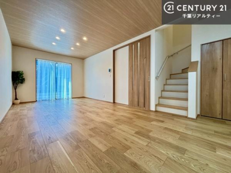 ���r���O ���r���O�K�i���̗p���邱�ƂŁA�Ƒ������R�Ɗ�����킹�铮���݌v�B
�O�o��A��̍ۂɕK�����r���O��ʂ邽�߁A�R�~���j�P�[�V���������܂�₷���A�Ƒ��̋C�z�������Ȃ����点�܂��B